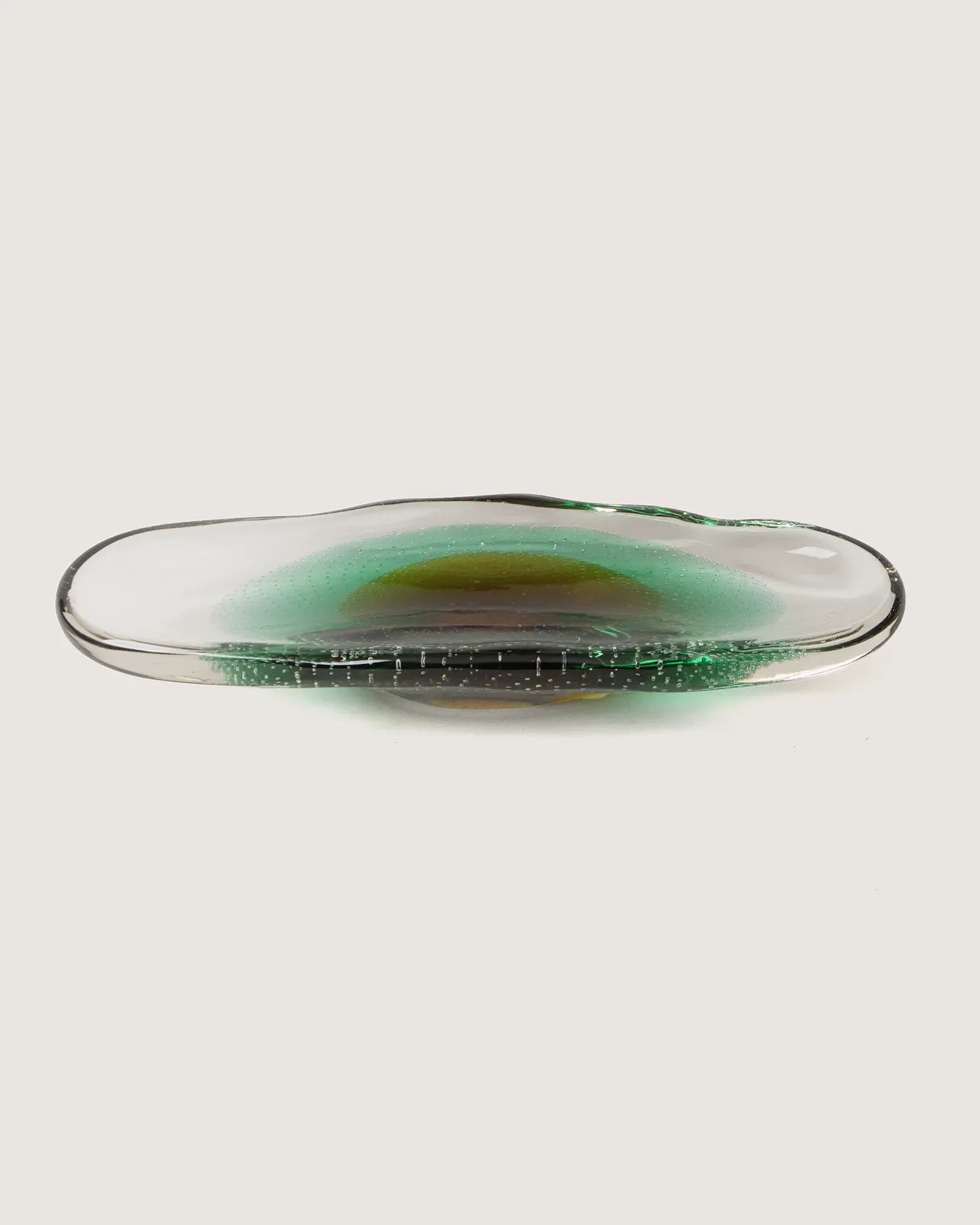 Stunning 1960s Murano glass centerpiece crafted with the iconic Sommerso and Bullicante controlled bubble techniques.