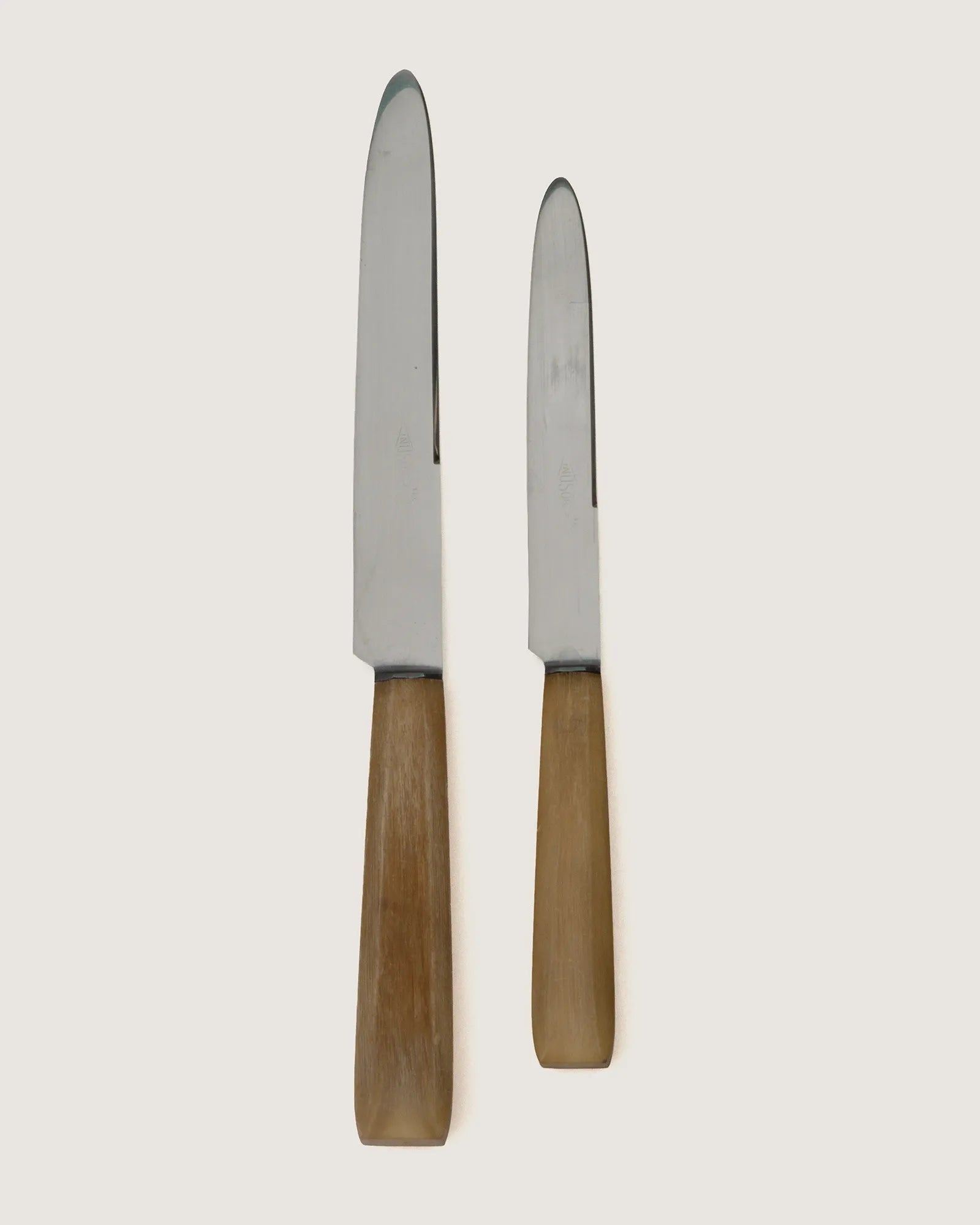Early 20th-century antique French 16-piece flatware knife set by Inusor Thiers with natural horn handles.