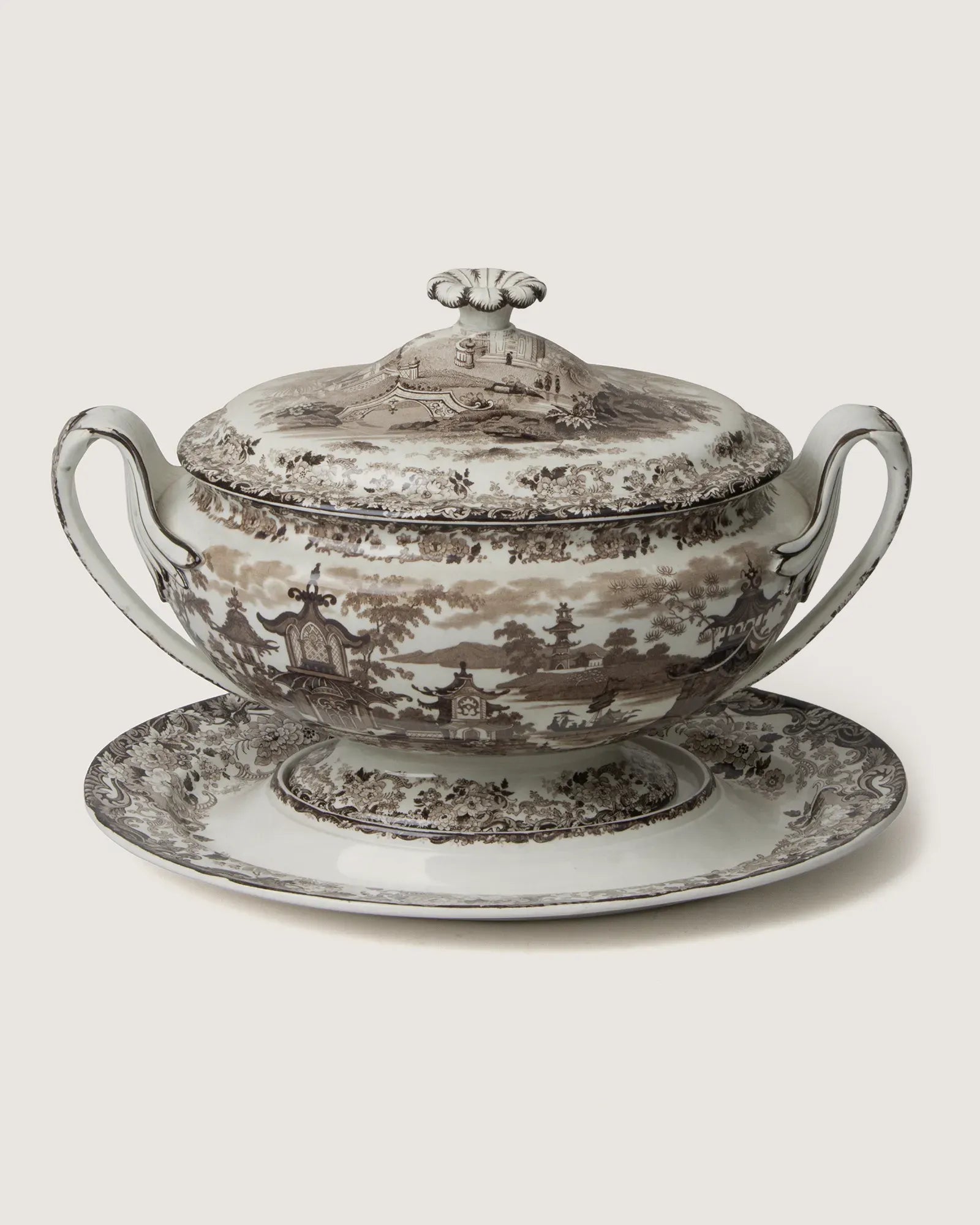 Magnificent late 19th-century antique English Wedgwood soup tureen complete with its original underplate.