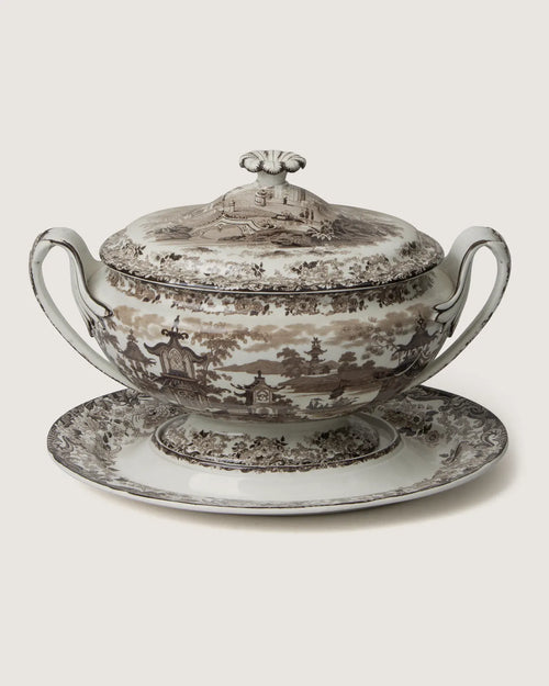 Magnificent late 19th-century antique English Wedgwood soup tureen complete with its original underplate.
