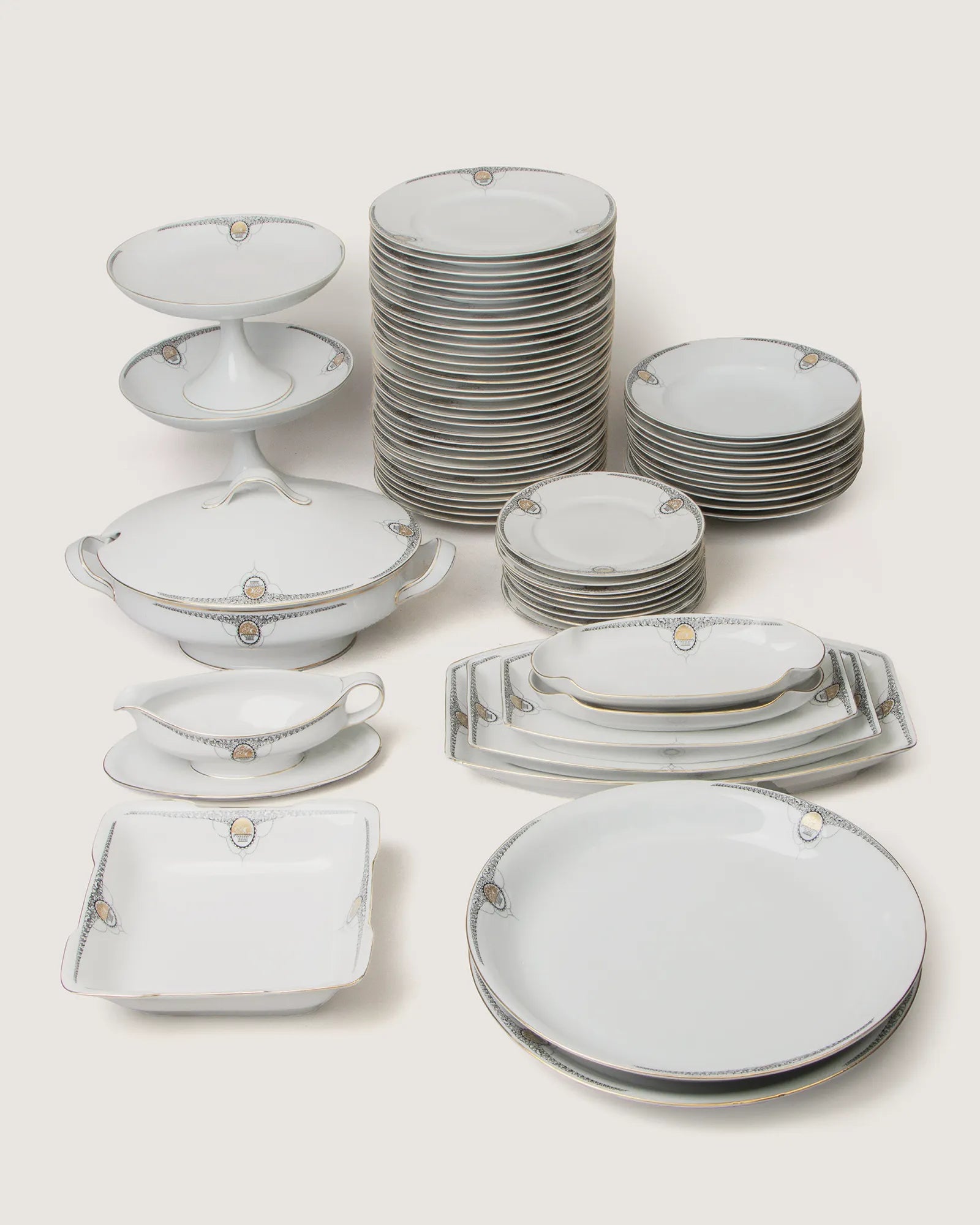 Elegant 44-piece 1930s Bavarian porcelain dinner service for 6 by Krautheim mit Selb with refined trim.