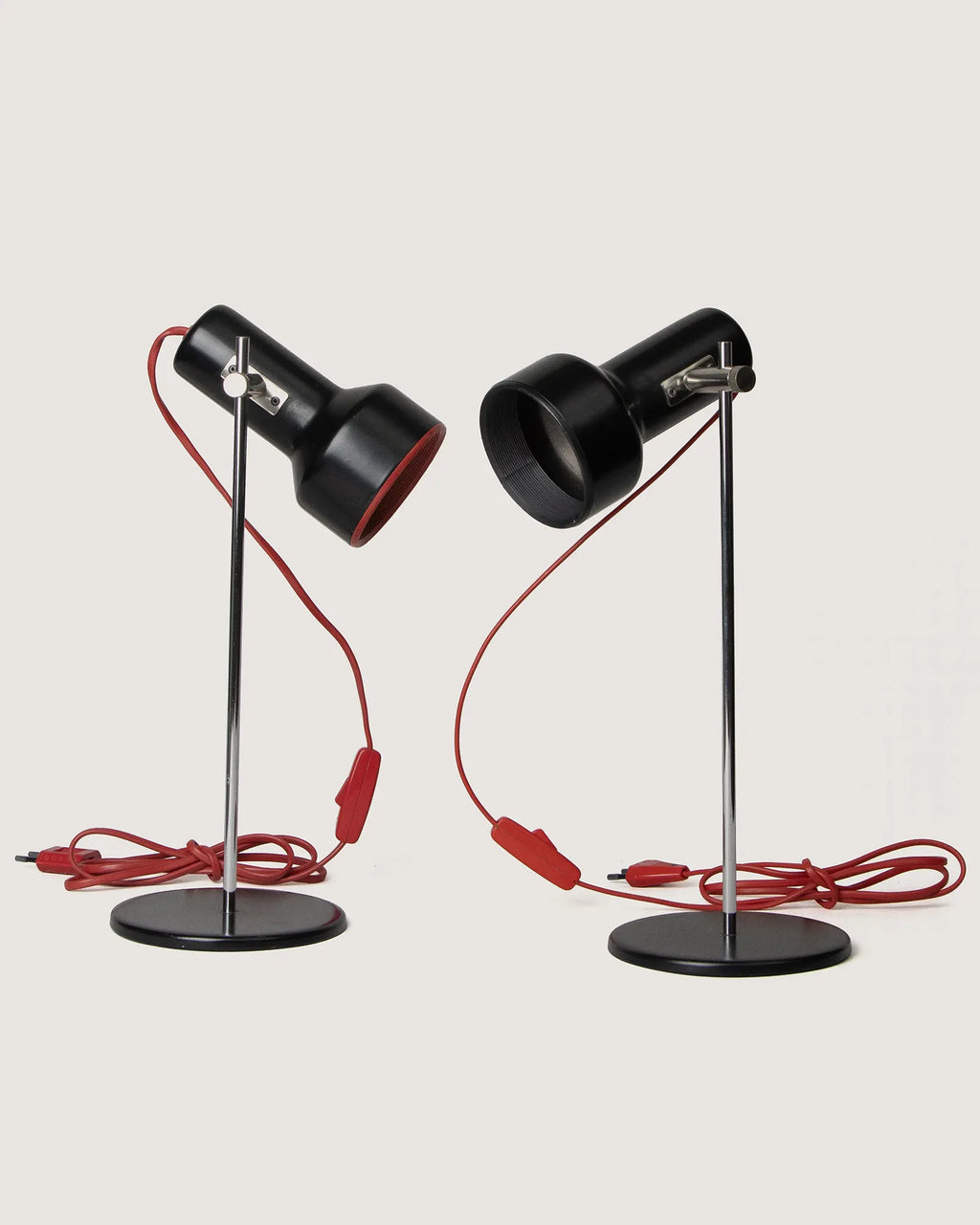Fabulous pair of 1970s Italian mid-century modern adjustable spot lamps in bold Space Age Pop style.